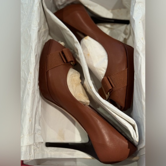 Never worn Authentic Salvatore Ferragamo Vara shoes sz 6.5US - Picture 7 of 7